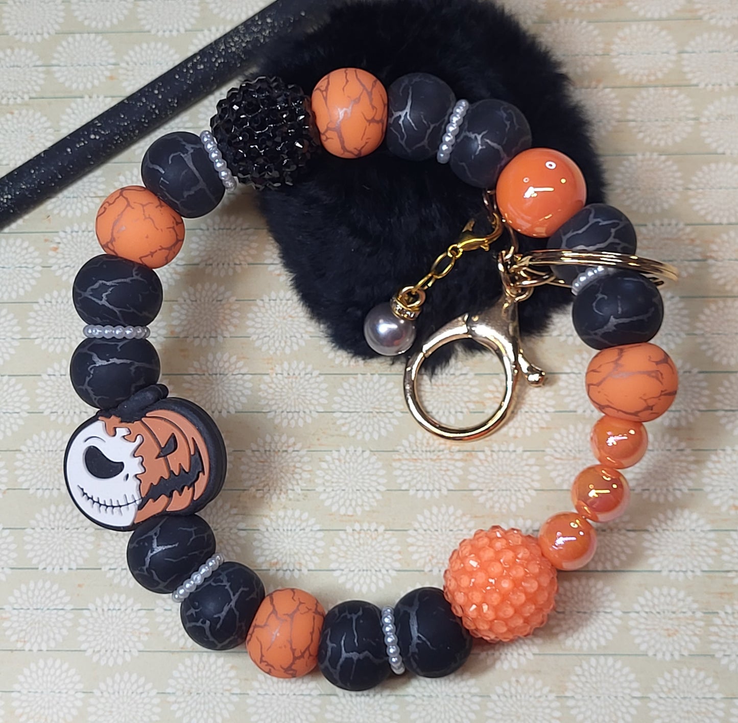 🖤🧡 Halloween Beaded Wristlet Keychain – Black and Orange Silicone & Acrylic Beads with Pumpkin Skull Focal