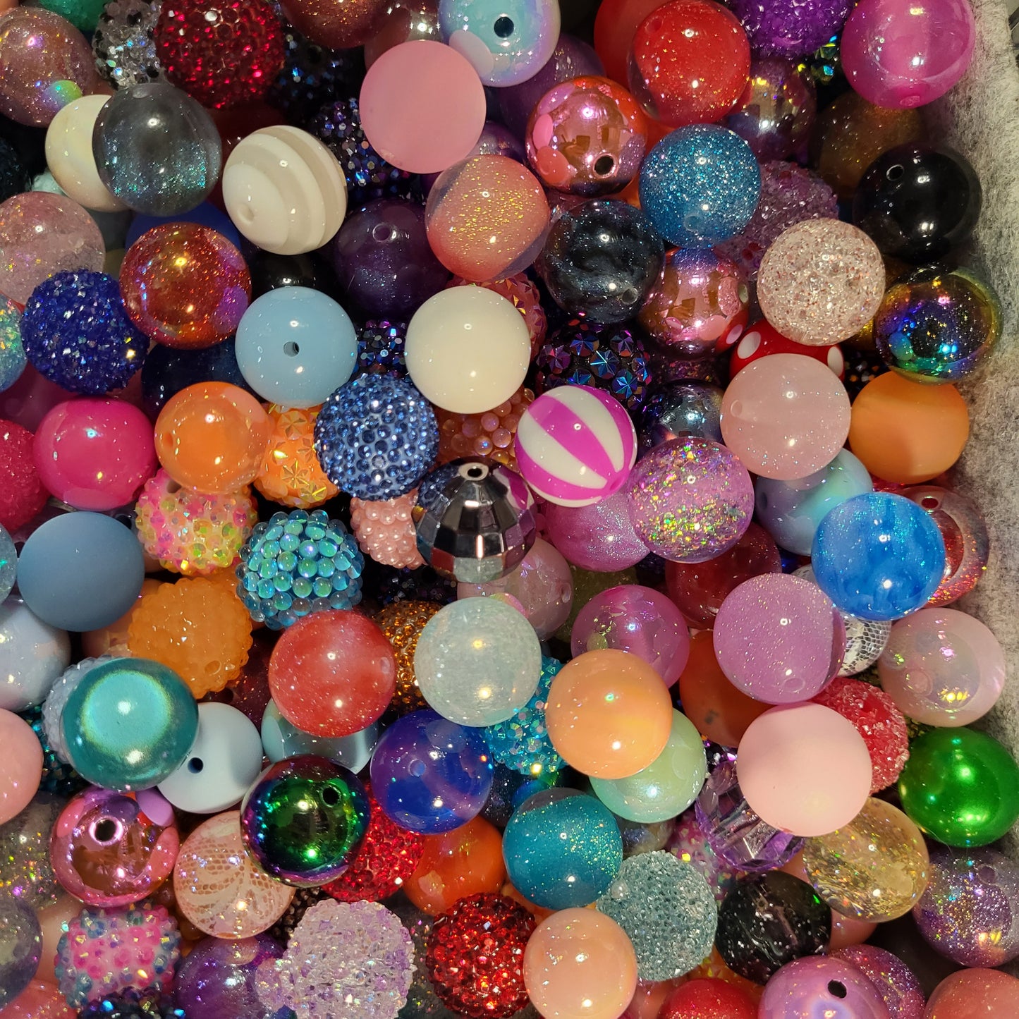10 pieces of 20mm bead mixes LIVE only